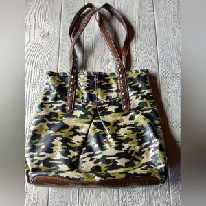 Kathy Van Zeeland Green Camouflage Bag Purse Shoulder bag Pockets